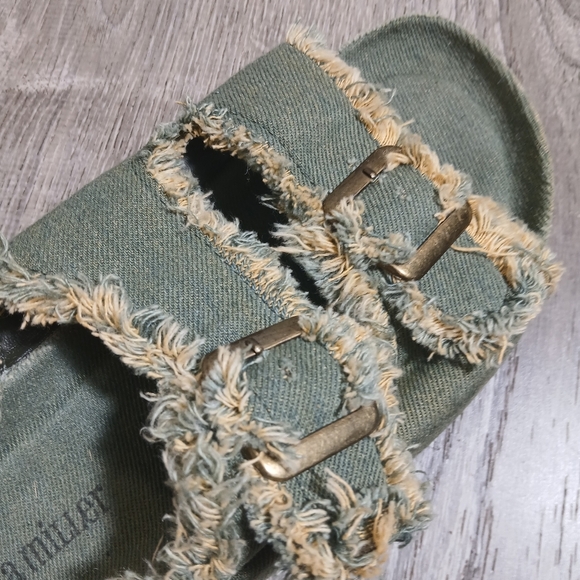 Olivia Miller Green/olive Frayed Buckle Sandals/slide On. Size 8. - Picture 4 of 7